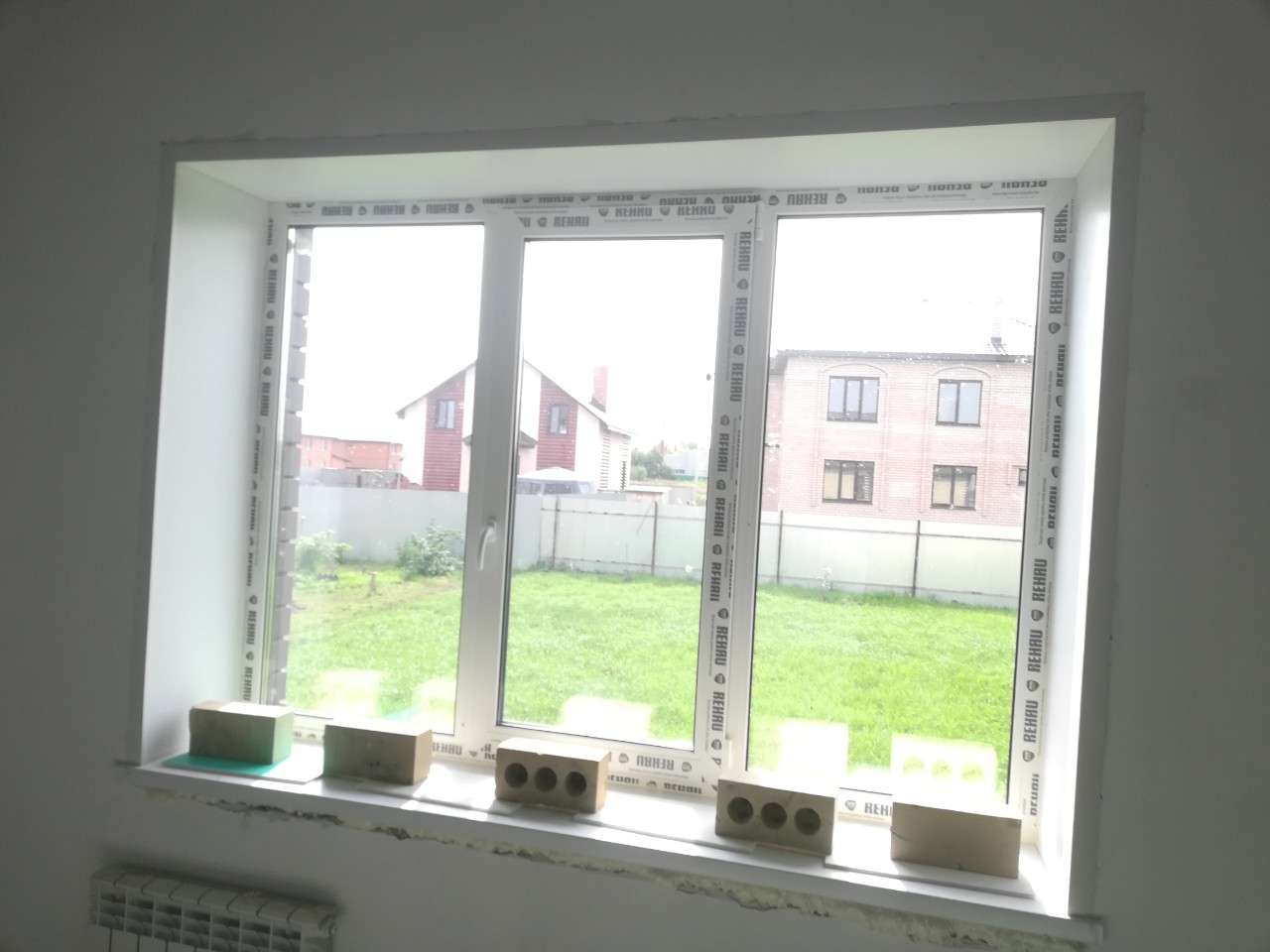 Монтаж трехстворчатого окна