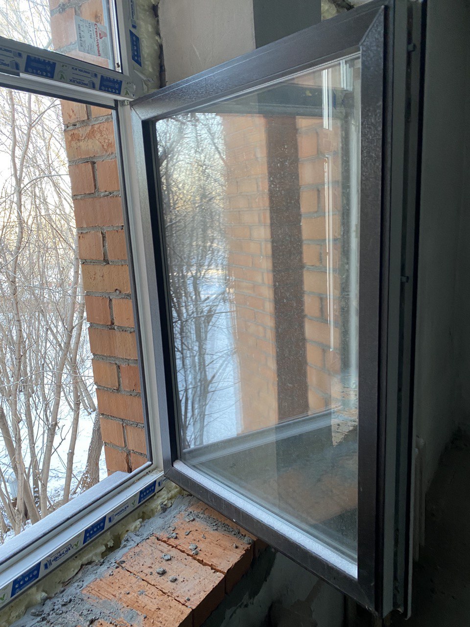 Установка трехстворчатых окон в коммерческое помещение